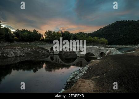 Pont de Riambau est un vieux pont en pierre dans le réservoir de Boadella sur la rivière la Muga, Alt Empordà, province de Gérone, Catalogne, Espagne Banque D'Images