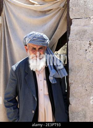 OVAKENT,HATAY,TURQUIE-JUIN 3:religieux afghan Homme avec une longue barbe debout et posant devant sa maison.juin 3,2017 à Ovakent,Hatay,Turquie. Banque D'Images