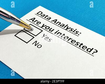 Une personne répond à une question sur l'analyse des données. Banque D'Images