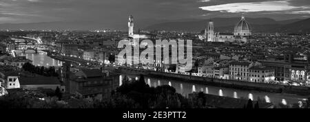 En début de soirée - Florence depuis la Piazza Michelangelo en noir & Blanc Banque D'Images