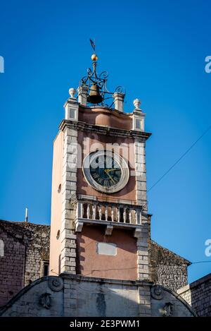 Tour d'horloge du XIXe siècle au sommet du bâtiment de la Garde-ville, place du peuple, Zadar, Dalmatie, Croatie Banque D'Images