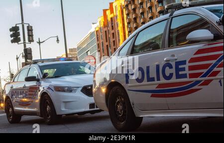 Washington, DC, Washington, DC, Etats-Unis. 19 janvier 2021. Le garde de police de D.C. un point de contrôle, 19 janvier 2021. Credit: Dominic Gwinn/ZUMA Wire/Alay Live News Banque D'Images