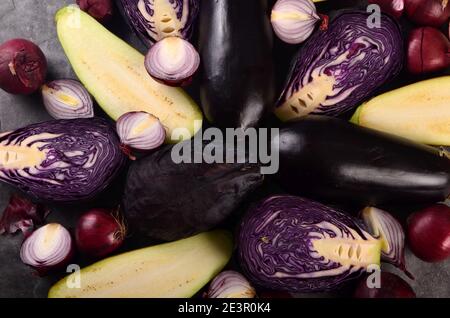La vie de légumes violets frais sur fond gris. Collection de légumes violets frais, fond végétal Banque D'Images