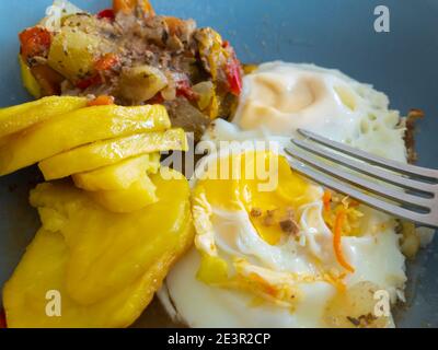 vue rapprochée sur l'assiette avec des aliments slaves faits à la main simples - egs frits, pommes de terre et autres légumes Banque D'Images