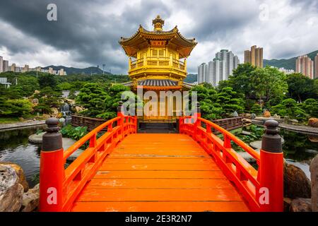 Pavillon de la perfection absolue dans le jardin Nan Lian, Hong Kong, Chine. (La plaque se lit en chinois : Pavillon de la perfection absolue) Banque D'Images