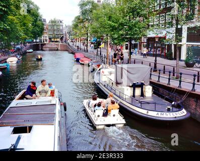 AMSTERDAM, HOLLANDE-JUILLET 17,2017: Touristes profitant d'une promenade en bateau dans les canaux de la vieille ville Banque D'Images