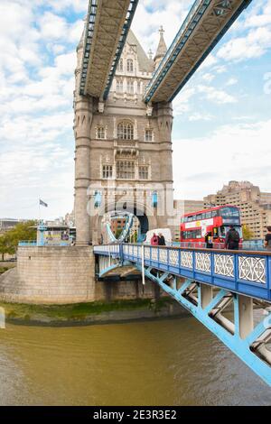 Le trafic sur le Tower Bridge, Londres Banque D'Images