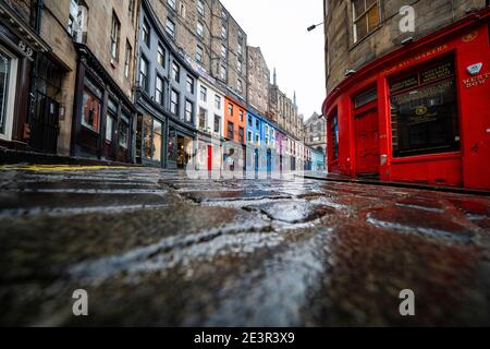 Édimbourg, Écosse, Royaume-Uni. 20 janvier 2021. La vue sur les rues calmes du centre-ville d'Édimbourg le lendemain de l'annonce par le premier ministre Nicola Sturgeon d'un confinement national serait prolongée jusqu'en février. Les rues restent très calmes et il n'y a pas de magasins non essentiels ouverts. Pic; la rue Victoria dans la vieille ville est déserte. Iain Masterton/Alay Live News Banque D'Images