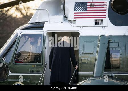 Washington, États-Unis. 20 janvier 2021. Le président américain Donald Trump a élu Marine One sur la pelouse sud de la Maison Blanche avant la 59ème inauguration présidentielle le mercredi 20 janvier 2021 à Washington DC. Photo de piscine par Al Drago/UPI crédit: UPI/Alay Live News Banque D'Images