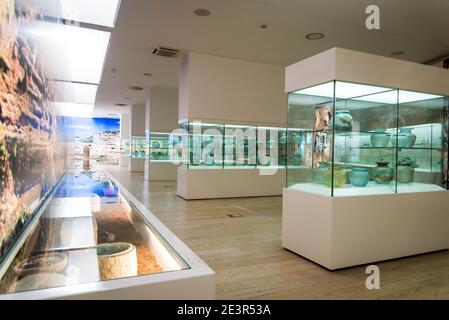 Anciennes urnes de verre romaines, du 1er au 3ème siècle après J.-C., Musée du verre antique, Zadar, Dalmatie, Croatie Banque D'Images
