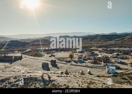 Drone au-dessus de la vue de Tabernas Desert Landscape Texas Hollywood fort Bravo le parc à thème de style occidental à Almeria Andalousie Espagne Europe Banque D'Images