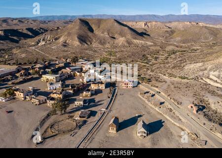 Drone au-dessus de la vue de Tabernas Desert Landscape Texas Hollywood fort Bravo le parc à thème de style occidental à Almeria Andalousie Espagne Europe Banque D'Images