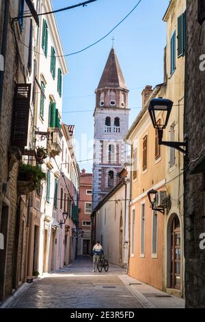 Voie étroite typique dans la vieille ville, Zadar, Dalmatie, Croatie Banque D'Images
