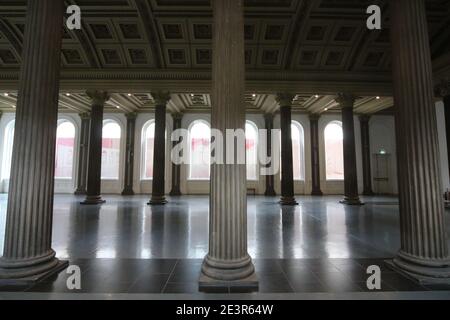 Galerie d'art moderne, Bibliothèque de Goma. Royal Exchange Square, Glasgow, G1 3HA. L'espace d'exposition dans le musuem avait une exposition annulée. Les directeurs de la Gallery of Modern Art (Goma) de Glasgow ont déclaré que l'espace laissé vide après le départ de l'artiste néerlandais Marlie Mul a été un succès surprise. Après avoir refusé de produire tout art pour son exposition, elle a suggéré que le spectacle pourrait continuer, facturé comme « cette exposition a été annulée ». Banque D'Images