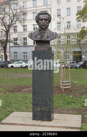 Monument au poète russe Alexandre Pouchkine conçu par le sculpteur russe Vladimir Surovtsev (2014) sur la place Puškinovo dans le quartier de Bubeneč à Prague, République tchèque. Banque D'Images