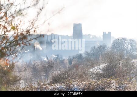 Cathédrale de Durham dans la neige et la brume Banque D'Images