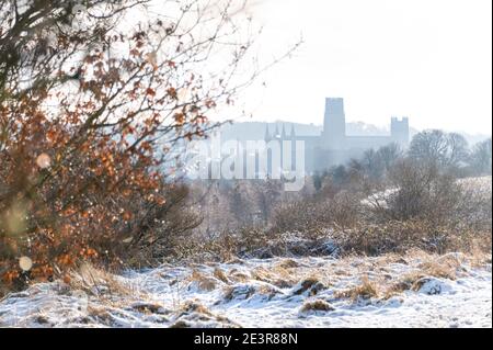 Cathédrale de Durham dans la neige et la brume Banque D'Images