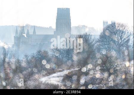 Cathédrale de Durham dans la neige et la brume Banque D'Images