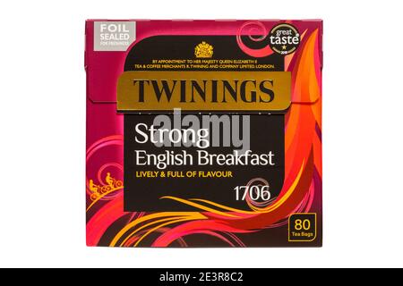 Boîte de Twinings Strong English Breakfast sachets de thé agiles de thé vives et pleines de saveur isolé sur fond blanc - agrafe de thé - Royal Warrant Banque D'Images