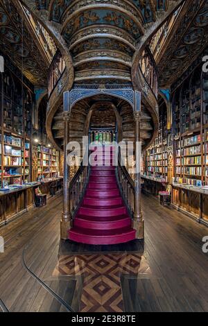 Vue en grand angle des escaliers à l'intérieur de la célèbre librairie Lello e Irmao, considérée comme l'une des plus belles d'Europe Banque D'Images