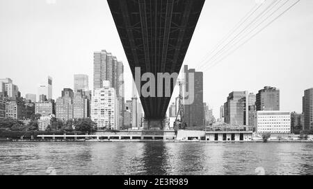 Sous Queensboro Bridge, Manhattan vu de Roosevelt Island, New York City, États-Unis. Banque D'Images