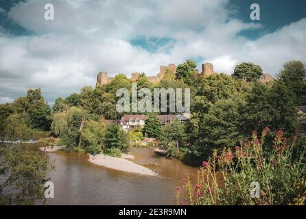 Château de Ludlow en été.Un château anglais histric situé au sommet d'une colline Banque D'Images