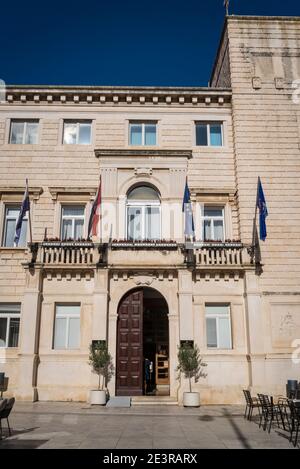 Bâtiment historique abritant désormais des bureaux du gouvernement, place du peuple, Zadar, Dalmatie, Croatie Banque D'Images