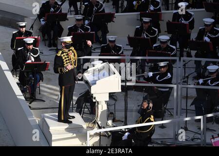 Washington, États-Unis. 20 janvier 2021. Le groupe des Marines américains se réchauffe alors que des préparatifs sont faits pour que le président Joseph Robinette Biden Jr. Prête le serment d'office de 46e président des États-Unis à Washington, DC, le mercredi 20 janvier 2021. Photo de Pat Benic/UPI crédit: UPI/Alay Live News Banque D'Images