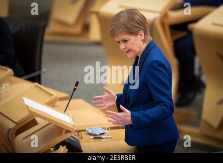 Le Premier ministre Nicola Sturgeon a fait une déclaration annonçant un financement supplémentaire de 350 millions de livres sterling au cours des cinq prochaines années pour lutter contre le décès de drogues en Écosse dans la salle de débat du Parlement écossais à Édimbourg. Date de la photo: Mercredi 20 janvier 2021. Banque D'Images