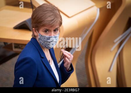 Le premier ministre Nicola Sturgeon dans la chambre principale avant de faire une déclaration annonçant un financement supplémentaire de 350 millions de livres sterling au cours des cinq prochaines années pour lutter contre les décès de drogues au Parlement écossais à Édimbourg. Date de la photo: Mercredi 20 janvier 2021. Banque D'Images