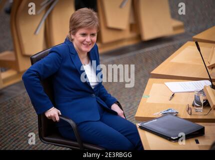 Le premier ministre Nicola Sturgeon dans la chambre principale avant de faire une déclaration annonçant un financement supplémentaire de 350 millions de livres sterling au cours des cinq prochaines années pour lutter contre les décès de drogues au Parlement écossais à Édimbourg. Date de la photo: Mercredi 20 janvier 2021. Banque D'Images