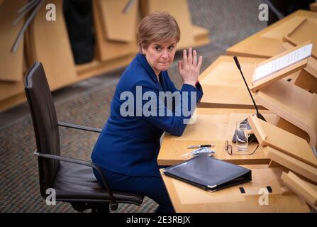 Le premier ministre Nicola Sturgeon dans la chambre principale avant de faire une déclaration annonçant un financement supplémentaire de 350 millions de livres sterling au cours des cinq prochaines années pour lutter contre les décès de drogues au Parlement écossais à Édimbourg. Date de la photo: Mercredi 20 janvier 2021. Banque D'Images