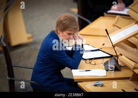 Le premier ministre Nicola Sturgeon dans la chambre principale avant de faire une déclaration annonçant un financement supplémentaire de 350 millions de livres sterling au cours des cinq prochaines années pour lutter contre les décès de drogues au Parlement écossais à Édimbourg. Date de la photo: Mercredi 20 janvier 2021. Banque D'Images