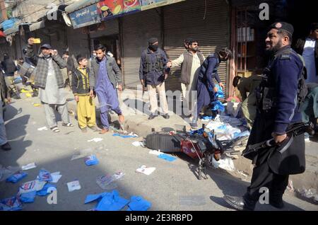 Peshawar, Pakistan. 20 janvier 2021. Vue du lieu de l'opération de répression de l'Administration du District contre l'utilisation de sacs en plastique en polyéthylène, situés sur la route d'Ashraf à Peshawar le mercredi 20 janvier 2021. L'administration du district a pris des mesures de répression contre l'utilisation des sacs en polyéthylène et arrêté de nombreux commerçants sur la route d'Ashraf pour avoir violé les sacs en plastique des bandes et saisi une grande quantité de sacs en polyéthylène. Credit: Asianet-Pakistan/Alamy Live News Banque D'Images