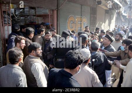 Peshawar, Pakistan. 20 janvier 2021. Vue du lieu de l'opération de répression de l'Administration du District contre l'utilisation de sacs en plastique en polyéthylène, situés sur la route d'Ashraf à Peshawar le mercredi 20 janvier 2021. L'administration du district a pris des mesures de répression contre l'utilisation des sacs en polyéthylène et arrêté de nombreux commerçants sur la route d'Ashraf pour avoir violé les sacs en plastique des bandes et saisi une grande quantité de sacs en polyéthylène. Credit: Asianet-Pakistan/Alamy Live News Banque D'Images