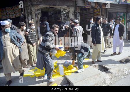 Peshawar, Pakistan. 20 janvier 2021. Vue du lieu de l'opération de répression de l'Administration du District contre l'utilisation de sacs en plastique en polyéthylène, situés sur la route d'Ashraf à Peshawar le mercredi 20 janvier 2021. L'administration du district a pris des mesures de répression contre l'utilisation des sacs en polyéthylène et arrêté de nombreux commerçants sur la route d'Ashraf pour avoir violé les sacs en plastique des bandes et saisi une grande quantité de sacs en polyéthylène. Credit: Asianet-Pakistan/Alamy Live News Banque D'Images