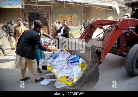 Peshawar, Pakistan. 20 janvier 2021. Vue du lieu de l'opération de répression de l'Administration du District contre l'utilisation de sacs en plastique en polyéthylène, situés sur la route d'Ashraf à Peshawar le mercredi 20 janvier 2021. L'administration du district a pris des mesures de répression contre l'utilisation des sacs en polyéthylène et arrêté de nombreux commerçants sur la route d'Ashraf pour avoir violé les sacs en plastique des bandes et saisi une grande quantité de sacs en polyéthylène. Credit: Asianet-Pakistan/Alamy Live News Banque D'Images