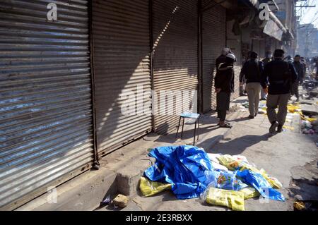 Peshawar, Pakistan. 20 janvier 2021. Vue du lieu de l'opération de répression de l'Administration du District contre l'utilisation de sacs en plastique en polyéthylène, situés sur la route d'Ashraf à Peshawar le mercredi 20 janvier 2021. L'administration du district a pris des mesures de répression contre l'utilisation des sacs en polyéthylène et arrêté de nombreux commerçants sur la route d'Ashraf pour avoir violé les sacs en plastique des bandes et saisi une grande quantité de sacs en polyéthylène. Credit: Asianet-Pakistan/Alamy Live News Banque D'Images