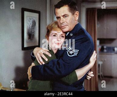 IL A COMMENCÉ AVEC UN FILM DE MGM KISS 1959 avec Debbie Reynolds et Glenn Ford Banque D'Images