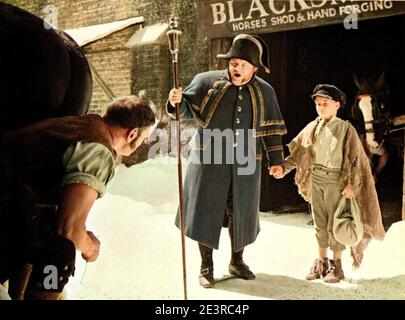 OLIVER 1968 Columbia film de photos avec Harry Secombe comme Bumble Avec Mark Lester comme Oliver Banque D'Images