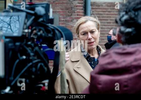 Den Haag, pays-Bas. 20 janvier 2021. LA HAYE, PAYS-BAS - JANVIER 20: Le ministre du Commerce extérieur et de l'aide au développement Sigrid Kaag vu à Binnenhof quitter la consultation du cabinet sur les mesures supplémentaires de coronavirus le 20 janvier 2021 à la Haye, pays-Bas. Le gouvernement néerlandais a annoncé des mesures de verrouillage supplémentaires, comme un couvre-feu, pour arrêter la propagation du coronavirus. (Photo de Niels Wenstedt/BSR Agency/Alay Live News) crédit: BSR Agency/Alay Live News Banque D'Images