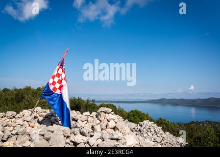 Drapeau croate sur Korinjak, le plus haut pour chaque île à 166 m au-dessus du niveau de la mer, île d'Iz, archipel de Zadar, Dalmatie, Croatie Banque D'Images