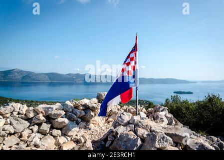 Drapeau croate sur Korinjak, le plus haut pour chaque île à 166 m au-dessus du niveau de la mer, île d'Iz, archipel de Zadar, Dalmatie, Croatie Banque D'Images