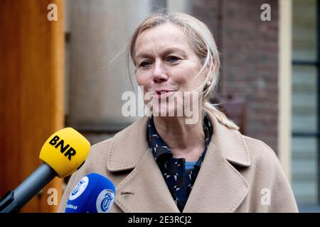 Den Haag, pays-Bas. 20 janvier 2021. LA HAYE, PAYS-BAS - JANVIER 20: Le ministre du Commerce extérieur et de l'aide au développement Sigrid Kaag vu à Binnenhof quitter la consultation du cabinet sur les mesures supplémentaires de coronavirus le 20 janvier 2021 à la Haye, pays-Bas. Le gouvernement néerlandais a annoncé des mesures de verrouillage supplémentaires, comme un couvre-feu, pour arrêter la propagation du coronavirus. (Photo de Niels Wenstedt/BSR Agency/Alay Live News) crédit: BSR Agency/Alay Live News Banque D'Images