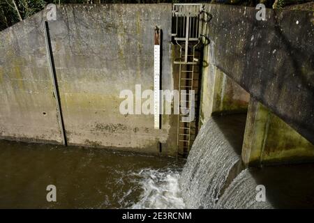 Indicateur de niveau d'eau à un point où l'eau rejoint la rivière severn, Ironbridge, Shropshire. Mesure des niveaux d'eau pendant la saison des inondations en hiver tim Banque D'Images