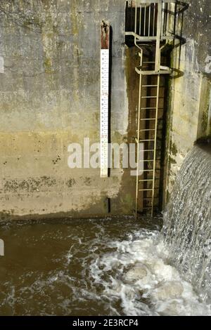 Indicateur de niveau d'eau à un point où l'eau rejoint la rivière severn, Ironbridge, Shropshire. Mesure des niveaux d'eau pendant la saison des inondations en hiver tim Banque D'Images