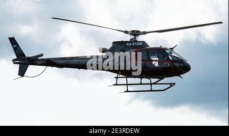 12 septembre 2020, région de Kaluga, Russie. Hélicoptère Aerospatiale AS.350 Ecureuil à l'aéroport Oreshkovo. Banque D'Images