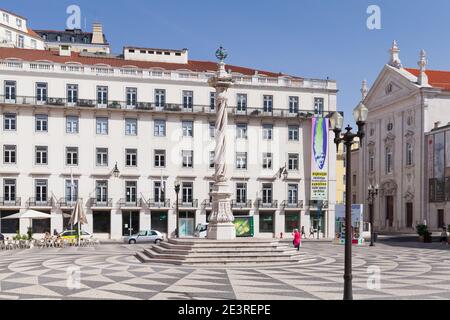 Lisbonne, Portugal - 15 août 2017 : pilori de Lisbonne à la Praca do Municipio, les gens ordinaires sont dans la rue Banque D'Images