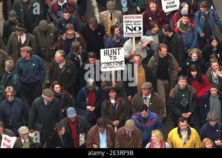 LA PHOTO MONTRE LES MANIFESTANTS RURAUX QUI PARTICIPENT À LA CAMPAGNE MARS LE 1ER MARS 1998 EN CHEMIN À TRAVERS LE CENTRE DE LONDRES, ANGLETERRE, ROYAUME-UNI Banque D'Images