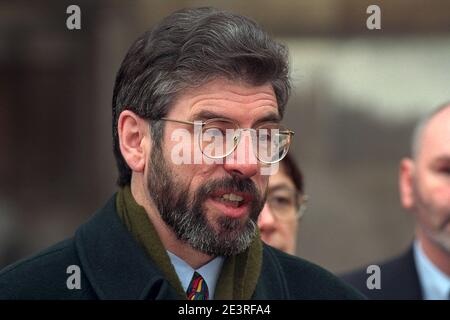 Gerry Adams, président de Sinn Fein, s'adresse à la presse lorsqu'il arrive à Lancaster House pour les pourparlers de paix en Irlande du Nord, le 28 janvier 1998. Banque D'Images